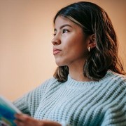 6 Tanda Seseorang Sering Memikirkan Dirimu, Bukan Hanya Rindu tapi Perhatian yang Diam-diam Nyata