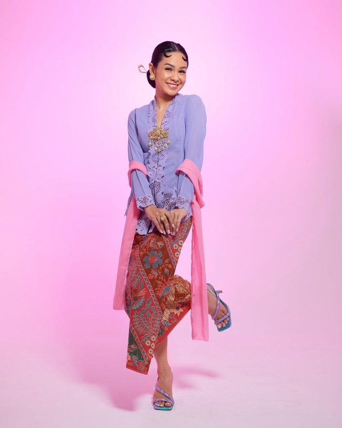 Andien pemotretan bak Barbie versi Indonesia. Keenam foto yang diunggah menampilkan dirinya mengenakan busana tradisional berbeda-beda dan penuh warna. Termasuk beberapa jenis kebaya, seperti kebaya encim dan kutubaru, dalam warna pastel./ Foto: Instagram.com/andienaisyah