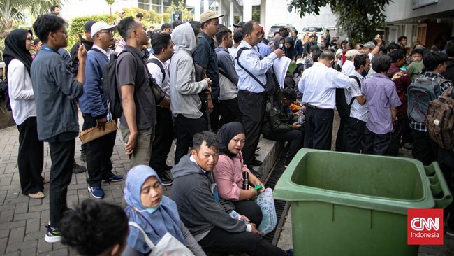 Badai PHK hingga susahnya mencari kerja kantoran di Jakarta membuat sejumlah lulusan S1 mengincar lowongan posisi PPSU yang jumlahnya terbatas.
