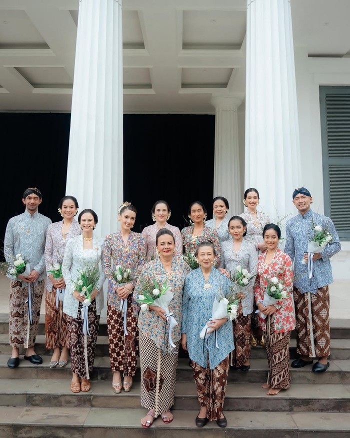 Perayaan Hari Kartini yang diusung Titimangsa berlangsung meriah. Pentas Terbitlah Terang dibawakan banyak artis ternama. Mereka kompak berkebaya terang, di antaranya Chelsea Islan, Maudy Ayunda, Happy Salma, Christine Hakim, Cinta Laura, Lutesha, dan masih banyak lagi/ Foto: Instagram.com/maudyayunda