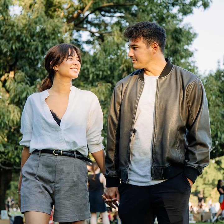 <p>Baru-baru ini, Aurelie memposting foto bersama Tyler saat merayakan Hari Paskah di AS. Dalam foto yang diunggah, Aurelie dan sang suami tampak menghabiskan momen spesial libur Hari Paskah di Huntington Beach di California, AS. (Foto: Instagram @aurelie)</p>