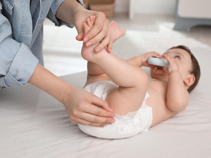 7 Cara agar Pipis Bayi Lancar, Kenali Penyebabnya Bun!