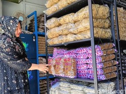 Cebbhing Manis, Bisnis Kerupuk Mentah Pamekasan Raup Cuan Puluhan Juta