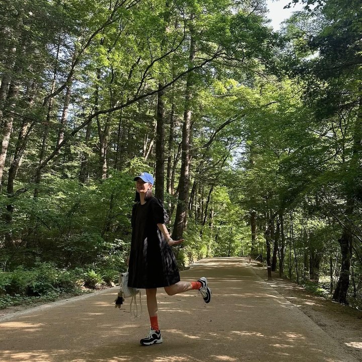 <p>Bukan hanya itu, ia pun memilih menggunakan <em>mini dress </em>hitam saat jalan-jalan di sebuah taman. Ia melengkapi penampilannya itu dengan kaus kaki panjang berwarna merah dan <em>sneakers</em> hitam. (Foto: Instagram@bn_95819)</p>