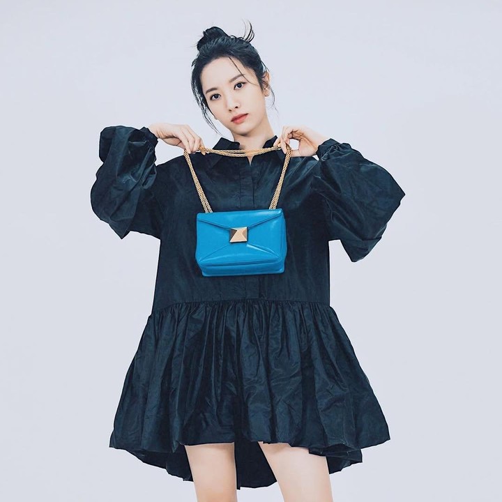 <p>Kim Ji Yeon atau yang dikenal dengan nama panggung Bona WJSN tengah mencuri perhatian publik lewat perannya sebagi dukun dalam drama Korea terbaru <em>The Haunted Palace</em> bersama Yook Sung Jae. (Foto: Instagram@bn_95819)</p>