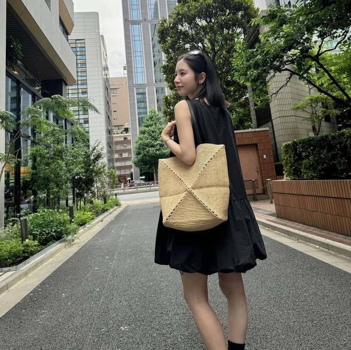 <p>Untuk foto berikut ini, Bona memilih mengenakan <em>balloon</em> <em>mini dress</em> hitam tanpa tangan. Penampilannya dilengkapi dengan tas bahu berwarna cokelat. (Foto: Instagram@bn_95819)</p>