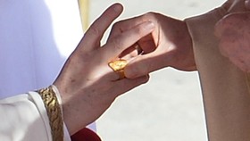 Sejarah Nama dan Fungsi Cincin Paus Fransiskus The Fisherman's Ring