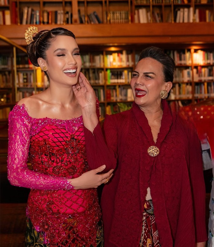 Hadiri diskusi A Sip of Legacy: Kartini’s Spirit in Today’s Women’ di Perpustakaan Habibie & Ainun, Cinta Laura mengenakan kebaya modern nan glamor karya Maison Baaz Couture. Daya tarik tak hanya dari warna pink yang mencolok, tapi juga potongan off-the-shoulder. Di sebelahnya, Christine Hakim bersahaja berbalut kebaya kartini merah dengan bros dan anting emas./ Foto: Instagram.com/claurakiehl
