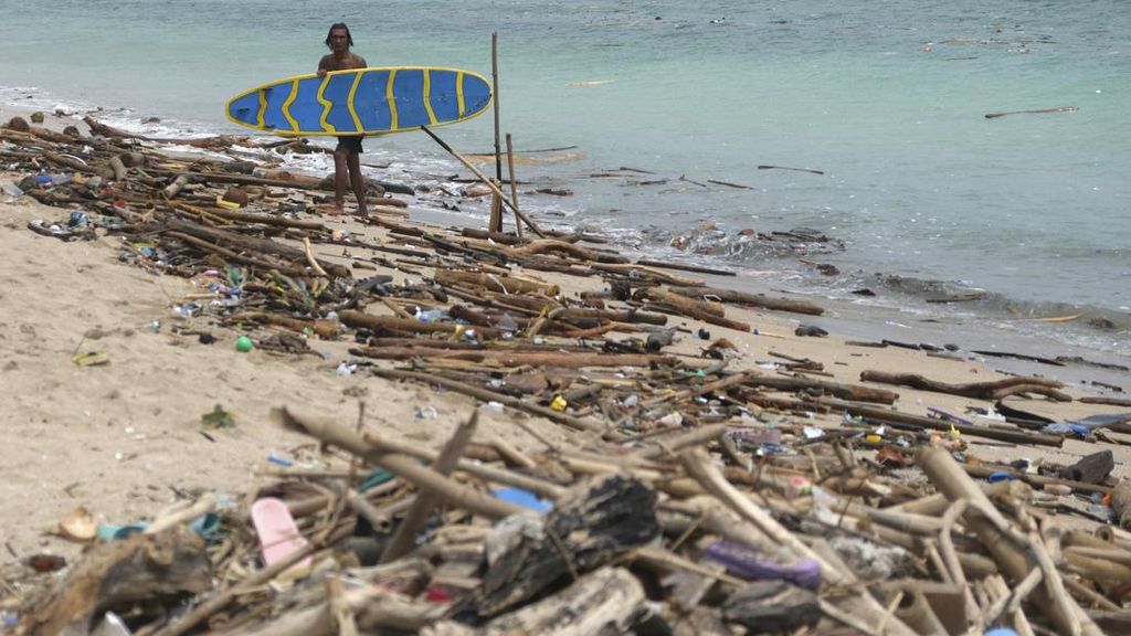 Menteri LH Sebut 40 Persen Sampah Daratan Masih Berakhir di Laut