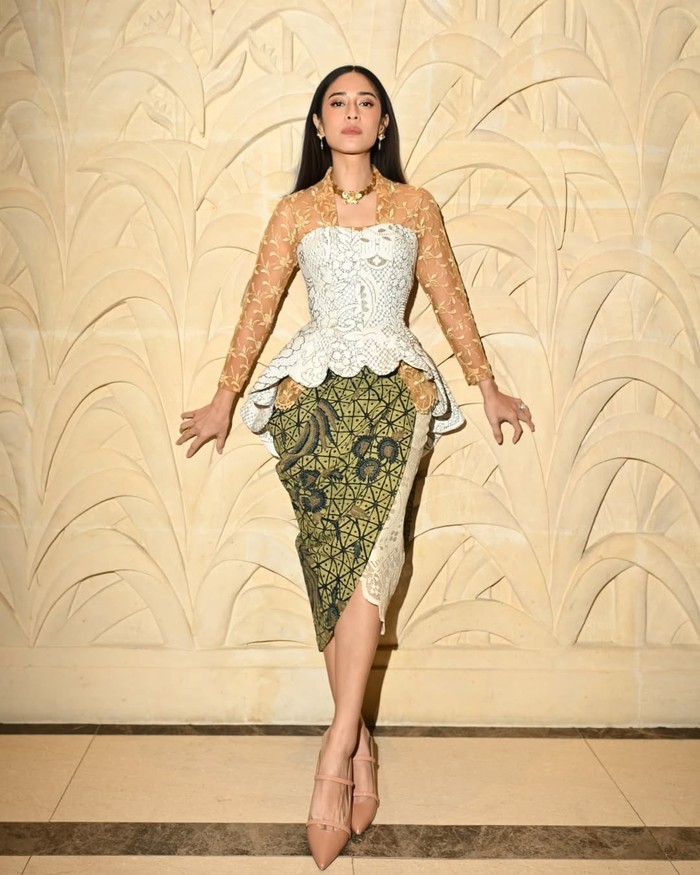 Apa jadinya jika kebaya kutubaru dikenakan dengan cara layer? Dian Sastrowardoyo dan stylist-nya, Hagai Pakan, eksplorasi cara mengenakan kebaya yang lebih modern dengan layering menggunakan bustier berstruktur peplum. Outfit yang memadukan tiga motif dan tekstur itu merupakan karya Toton, Beauties./ Foto: Instagram.com/therealdisastr