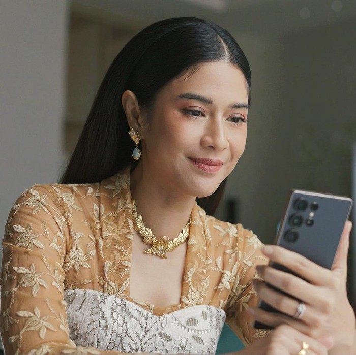 Dian Sastrowardoyo menggunakan Gemini Live di Samsung Galaxy A25 Series untuk mendukung produktivitasnya
