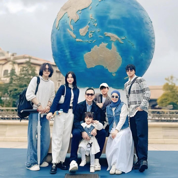<p>Keluarga Fadli kembali menunjukkan OOTD modis saat mengunjungi taman hiburan. Kali ini, mereka kompak mengenakan pakaian berwarna biru cerah. Ada yang mengenakan setelan jeans, ada pula yang yang memakai cardigan dan sweeter. (Foto: Instagram @superfadli)</p>