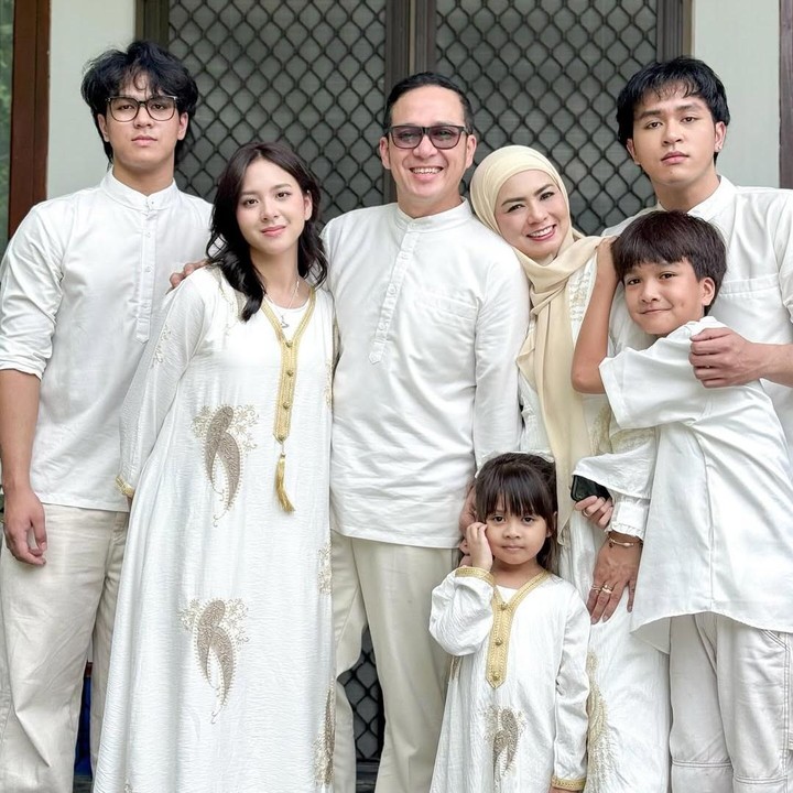 <p>Tak hanya saat momen liburan, style keluarga Fadli juga kerap menjadi sorotan saat Hari Raya Lebaran. Di Lebaran tahun ini, keluarga Fadli mengenakan baju berwarna serba putih. Zee, sang Bunda, dan adik bungsunya memakai baju muslim dengan desain sama. (Foto: Instagram @superfadli)</p>