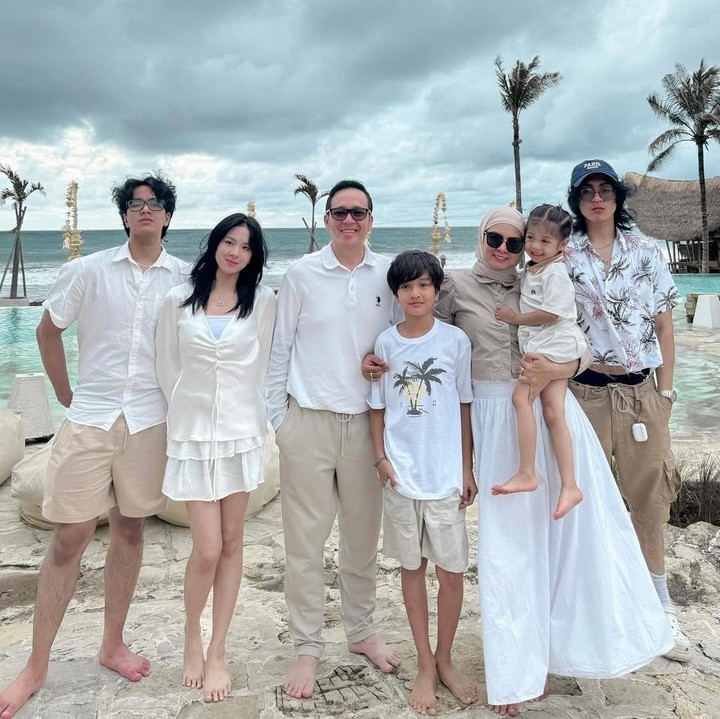 <p>Fadli kerap membagikan potret kebersamannya dengan keluarga di media sosial. Pria 47 tahun ini juga sering tampil stylish dengan kelima anaknya, di mana tiga di antaranya sudah beranjak dewasa. (Foto: Instagram @superfadli)</p>
