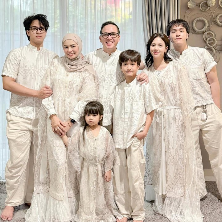 <p>Keluarga Fadli juga mengenakan pakaian muslim lain berwarna putih dan krem, namun dengan motif berbeda. OOTD Lebaran ini banyak menuai pujian dari netizen. Kompak banget kan, Bunda? (Foto: Instagram @superfadli)</p>