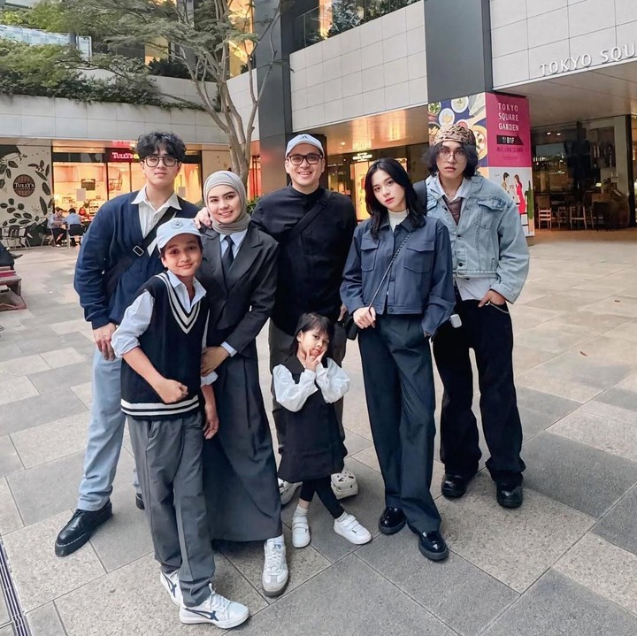 <p>Saat jalan-jalan ke Jepang akhir tahun lalu, Fadli bersama istri dan kelima anaknya terlihat mengenakan OOTD stylish. Keluarga ini kompak mamakai baju bernuansa warna biru gelap. (Foto: Instagram @superfadli)</p>