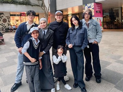 7 Potret OOTD Stylish Fadli Akhmad bersama Istri dan 5 Anaknya yang Tampan dan Cantik, Ada Zee eks JKT48