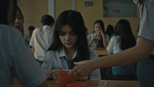 Sinopsis Rumah untuk Alie tentang anak bungsu dari 5 bersaudara menghadapi perundungan dan korban kekerasan usai ibu meninggal dunia.