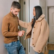 6 Tanda Pria Tidak Percaya Diri saat Menjalin Hubungan Denganmu, Selalu Merasa Minder!