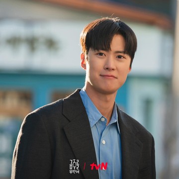 Comeback Setelah 4 Tahun, Simak Beda Pesona Aktor Gong Myung di Dua Drakor Terbaru