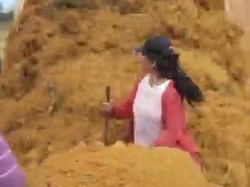 Video: Heboh Perempuan di Batam Nekat Adang Truk Tanah hingga Nyaris Terkubur