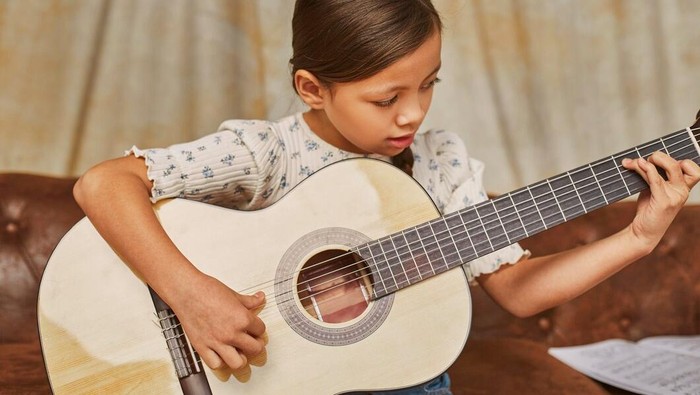 Ilustrasi anak bermain musik/ Freepik: pvproduction