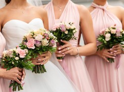 Pilih Bridesmaid Tak Fotogenik Demi Jadi Paling Cantik, Pengantin Banjir Kritik