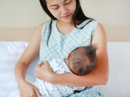 Bolehkah Bunda Menyusui Bayi setelah Minum Alkohol meski Sudah Pumping dan Buang ASI?