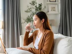 Bolehkah Minum Air Es di Pagi Hari? Ini Risiko dan Manfaatnya bagi Kesehatan