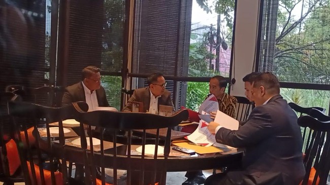 Kuasa Hukum Jokowi, Yakup Hasibuan mengatakan ada empat orang yang akan dilaporkan kliennya ke pihak kepolisian terkait tudingan ijazah palsu lulusan UGM.