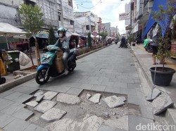 Awas! Lubang Besar Ancam Pengendara di Jalur Pedestrian Cihideung Tasik