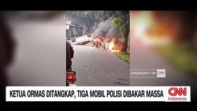 VIDEO: Ketua Ormas Ditangkap, Tiga Mobil Polisi Dibakar Massa