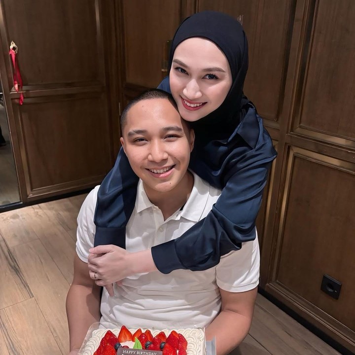 <p>Dalam potret yang diunggah, Melody tampak memeluk sang suami penuh mesra. Sementara itu, Hanif memegang sebuah kue ulang tahun dengan taburan stroberi di atasnya. "Sejuta harapan tambahan untukmu," tulis Melody seraya menyisipkan emotikon kecupan hingga pelukan. (Foto: Instagram: @melodylaksani92)</p>