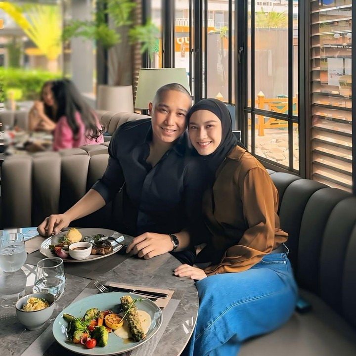 <p>Banyak netizen yang dibuat gemas dengan kemesraan keduanya, Bunda. Tidak sedikit yang mendoakan agar keduanya langgeng sampai maut memisahkan. (Foto: Instagram: @melodylaksani92)</p>