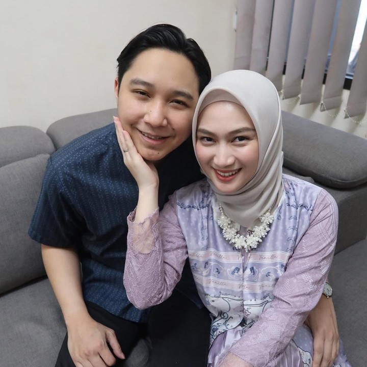 <p>"Langgeng selalu sampai kakek nenek dan maut memisahkan ya kalian berdua," doa seorang netizen. "Sehat slealu, murah rezeki, dan bahagia dunia akhirat kalian," tutur netizen lainnya. (Foto: Instagram: @melodylaksani92)</p>