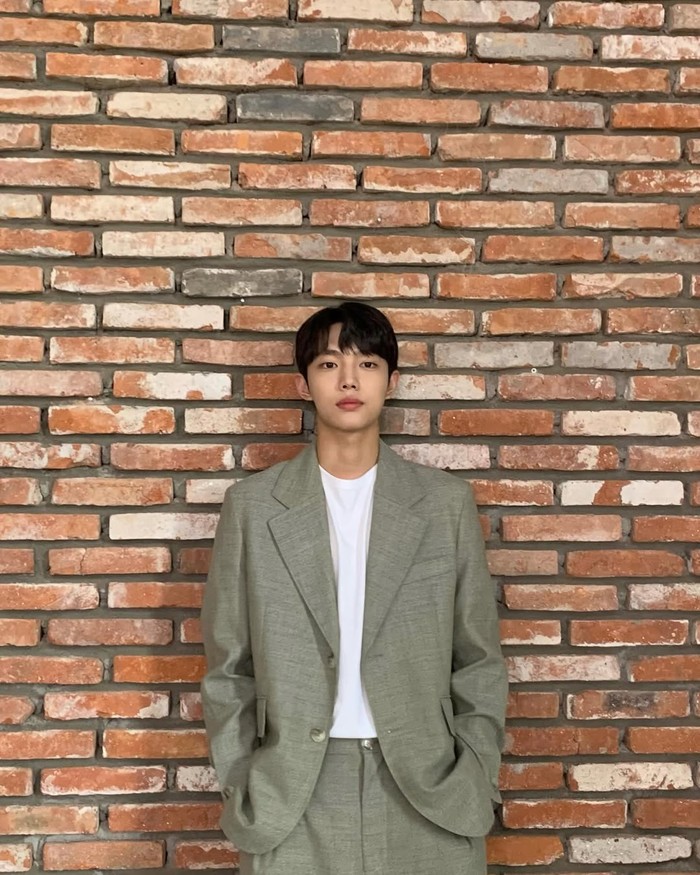 Mengenal lebih dalam, Jo Joon Young memiliki MBTI ISFP yang menyukai aktivitas menenangkan. Sang aktor mengungkapkan bahwa hobinya adalah membaca buku, mendengarkan musik, dan menulis jurnal melalui video perkenalan it'SMe./ Foto: instagram.com/aim0__2