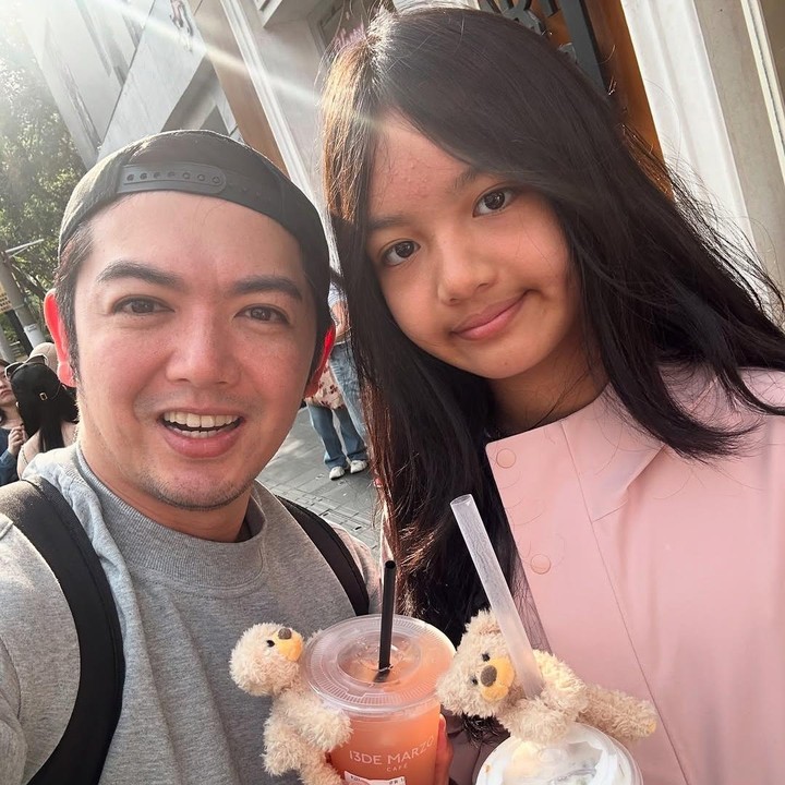 <p>Ellyna lahir pada 27 Juli 2013 dan telah beranjak remaja. Kini, ia tumbuh menjadi gadis yang cantik. Hal tersebut diketahui langsung melalui beberapa foto yang diunggah oleh sang ayah di media sosial. (Foto: Instagram@nickytirta)</p>