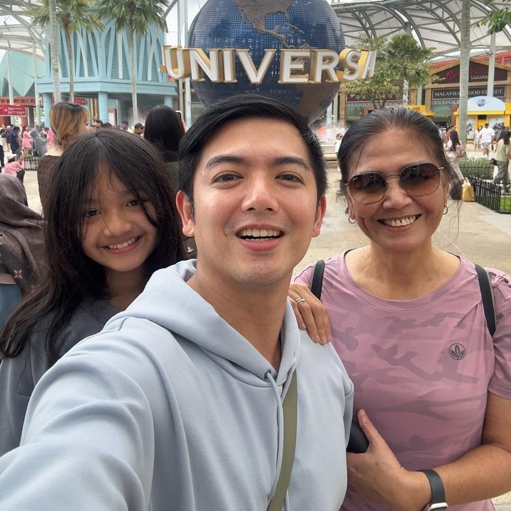 <p>Nicky Tirta dikenal sebagai aktor sekaligus seorang ayah yang begitu dekat dengan anak perempuannya, Ellyna. Ia sering mengabadikan momen manis bersama putri semata wayangnya. (Foto: Instagram@nickytirta)</p>