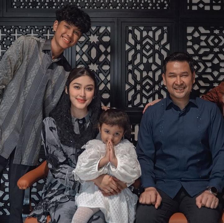 <p>Nuri Shaden dan Hikmal Abrar menikah pada tahun 2009. Keduanya telah dikaruniai tiga orang anak, di mana dua di antaranya adalah anak laki-laki. (Foto: Instagram @nurishaden)</p>