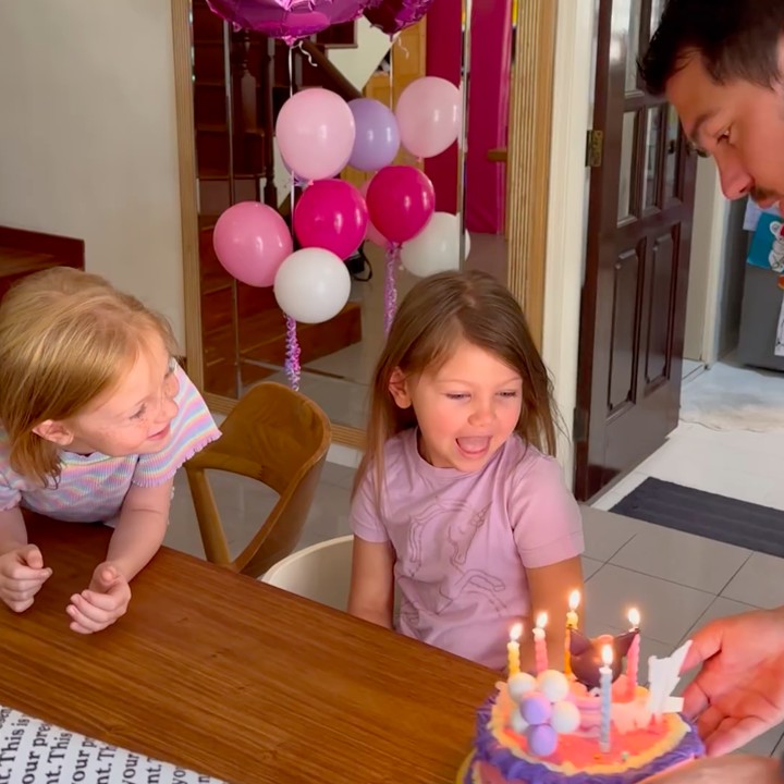 <p>Mengintip dari unggahan yang dibagikan oleh Marissa, Ollie terlihat terkejut ketika sang Ayah membawakan kue ulang tahun bertema Kuromi. Ollie pun langsung meniup lilin dengan penuh semangat. (Foto: Instagram: @marissaln)</p>