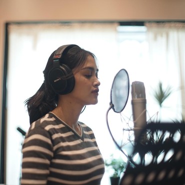 Rekaman di Studio, Prinsa Mandagie Persiapkan Single 'Bertahan Sendiri'