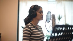 Rekaman di Studio, Prinsa Mandagie Persiapkan Single 'Bertahan Sendiri'