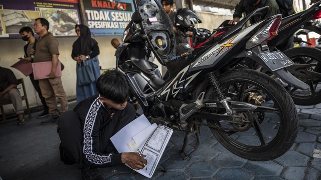 Jadwal pemutihan pajak kendaraan di wilayah DKI Jakarta menjadi berita yang paling banyak dibaca pembaca CNNIndonesia.com pada Jumat (13/6) pagi.