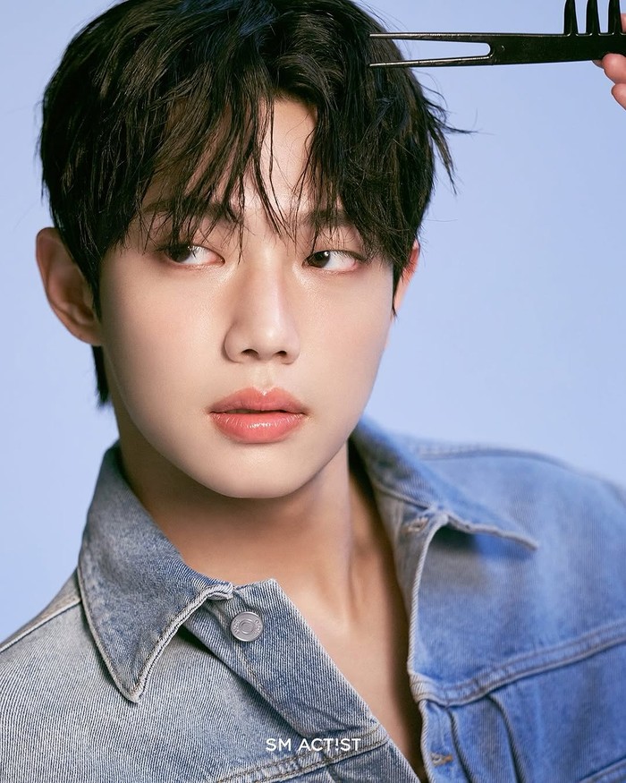 Serial remaja Live On yang dirilis pada 2020 silam merupakan karya debut Jo Joon Young. Sang aktor kemudian melanjutkan langkah meniti karir dengan membintangi judul lainnya seperti 'All That We Loved', dan 'Dear M'./ Foto: instagram.com/sm_actist