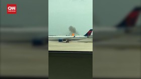 VIDEO: Mesin Terbakar, Delta Airlines Evakuasi Penumpang di Orlando