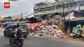 VIDEO: Tumpukan Sampah Halangi Jalan Ciputat, TPS Disebut Tak Memadai