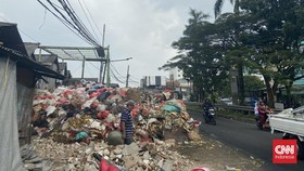 Sampah Menggunung Tutupi Ruas Jalan Ciputat, Diduga TPS Overload