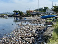 Pemkot Parepare Kewalahan Bersihkan Sampah Kayu di Anjungan Cempae