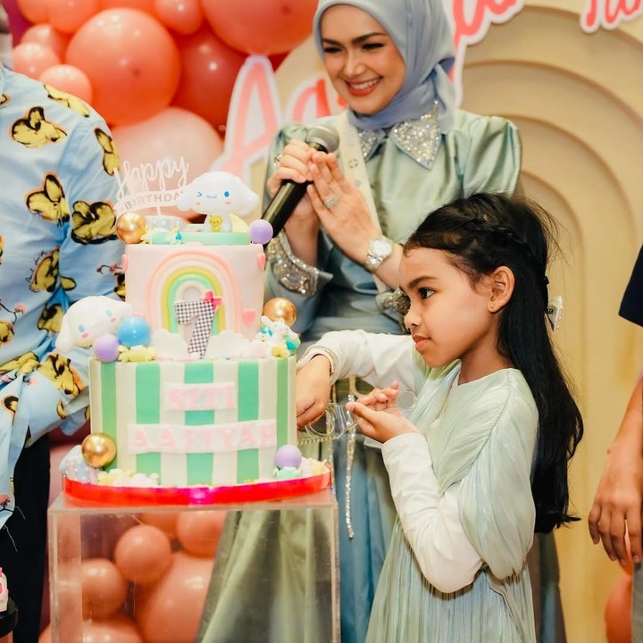 <p>"Perayaan ulang tahun Siti Aafiyah (7 tahun) dan Muhammad Afwa (4 tahun) pada tanggal 19 April 2025. Tanggal 19 Maret adalah hari ulang tahun Aafiyah yang jatuh pada bulan puasa dan tanggal 19 April adalah hari ulang tahun Afwa. Terima kasih kepada semua undangan yang hadir, keluargaku, sahabat-sahabatku, dan suamiku, teman-teman sekelasku dan orang tuaku, wali kelas Aafiyah dan Afwa, dan semua orang yang berkesempatan hadir kemarin," kata Siti Nurhaliza. (Foto: Instagram: @ctdk)</p>