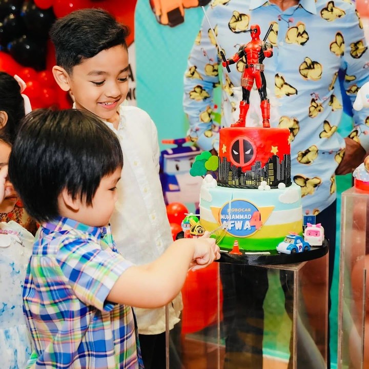 <p>Aafiyah sendiri lahir pada 19 Maret 2018, sedangkan sang adik lahir pada 19 April 2021. Karena hanya berbeda satu bulan, Siti Nurhaliza dan sang suami pun menggabungkan perayaan ulang tahun mereka. (Foto: Instagram: @ctdk)</p>